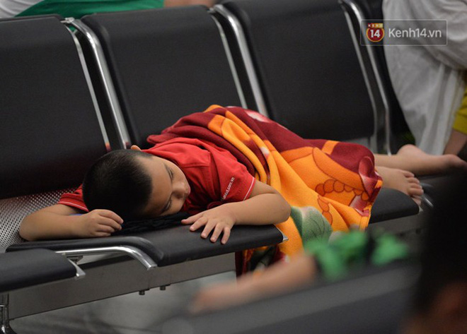 Hết lễ nhưng hàng trăm hành khách bị delay vẫn vật vờ ở sân bay Đà Nẵng, không thể về Hà Nội vì thời tiết xấu